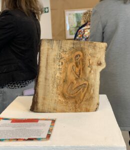 sculpture en bois par Cathy Bonfond représentant le replis sur soi, la peur de l'inconnu
