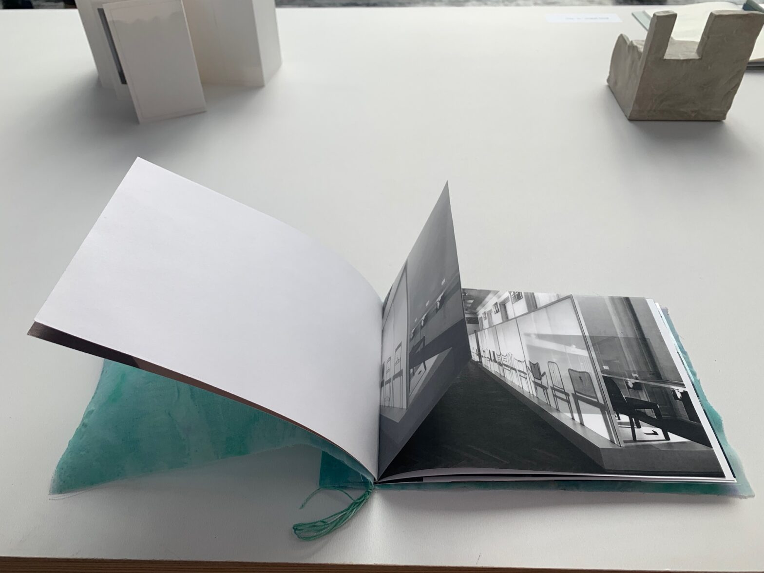livre objet uniquede cathy Bonfond avec une couverture en tissu peint
