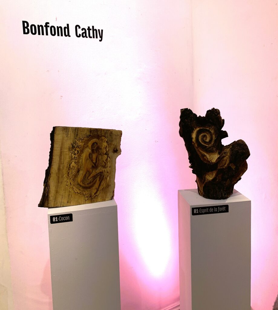sculptures sur bois de Cathy Bonfond présentées à la Biennale de la sculpture de Wavre en  2026